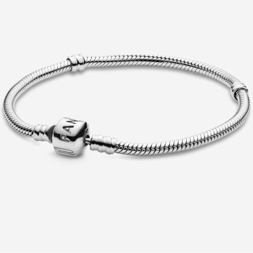 Pandora charm bracelet with 8 available charms - Picture 2 of 10